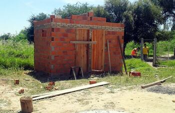 los-banos-rurales-en-construccion-en-la-escuela-san-juan-bautista--214310000000-1308824.jpg