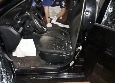 Agentes de la División de Criminalística de la Policía revisan el vehículo buscando elementos para la investigación del hecho.