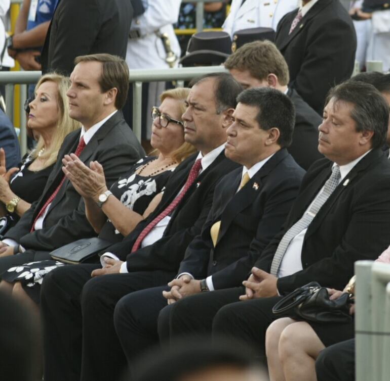 Cartes durante la homilía. Arsenio Acuña, ABC Color.