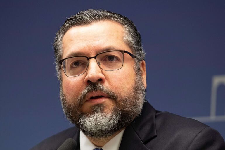 El ministro de Exteriores de Brasil, Ernesto Araujo, habla durante una rueda de prensa sobre el acuerdo entre el Mercosur y la Unión Europea, este martes en el Palacio de Itamaraty, en Brasilia (Brasil).