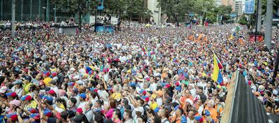 Los venezolanos salieron en masa ayer a protestar contra el régimen chavista, espoleados por lo acontecido en Bolivia, donde tras comprobarse el fraude de Evo Morales, este dejó el gobierno, abandonado por los sindicatos y las fuerzas públicas.
