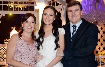 la-agasajada-con-sus-padres-carolina-gimenez-y-javier-martinez--202252000000-1352013.jpg