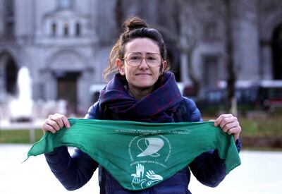 Tamara Cordovani, una de las integrantes y fundadoras del Movimiento de Sordas Feministas de Argentina (Mosfa), sostiene un pañuelo verde que en Argentina representa la legalización del aborto.
