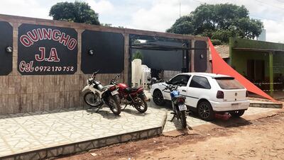 Efectivos de la Policía verificaron nuevamente en la mañana de ayer el sitio del feroz atentado.