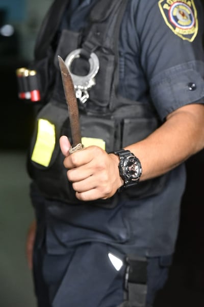 Un policía muestra un puñal con el que habrían intentado asaltar a la víctima.