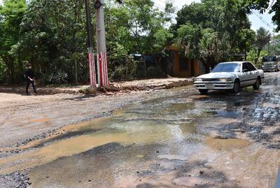 La calle 14 de Mayo entre Coronel Romero y Dr. Francia, inundada por agua de la cloaca.
