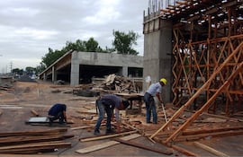 los-obreros-de-la-firma-tr-construcciones-que-trabajan-en-el-viaducto-de-madame-lynch-santa-teresa-cargaran-esta-semana-la-estructura-de-hormigon-de-211043000000-1054743.jpg