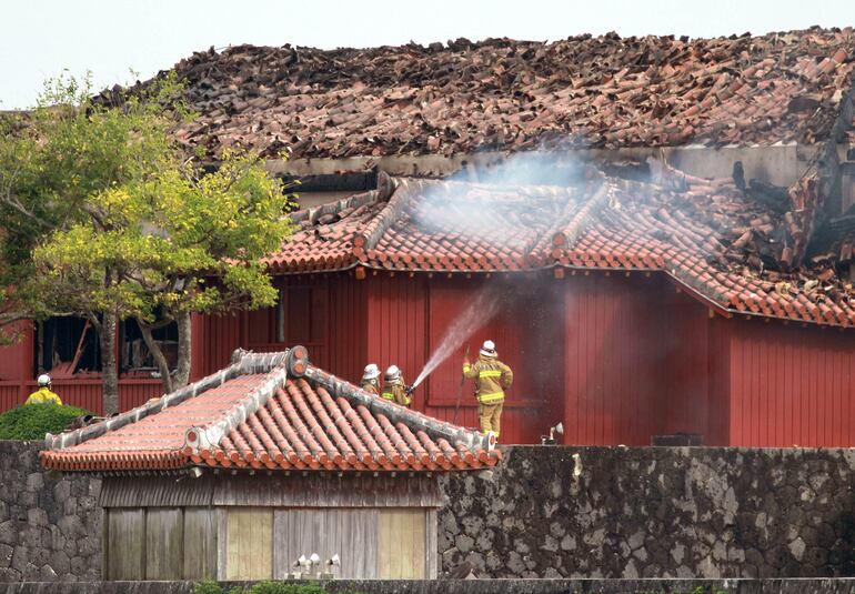 Los pabellones norte y sur también fueron pasto de las llamas, que consumieron siete edificios del recinto de madera. Varias puertas continuaban ardiendo siete horas después de declararse el incendio.