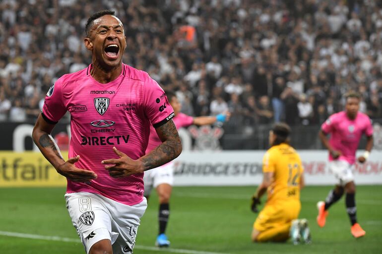 Gabriel Torres celebrando uno de sus goles.