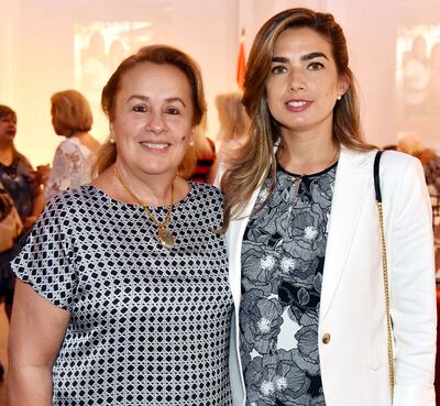 María Teresa Morales de Sosa Parquet y Nathalia Sosa de Debernardi.