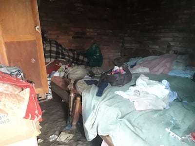 La madre vive con sus tres hijas en medio de muchas precariedades.