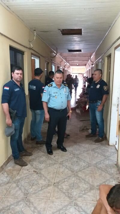 Agentes policiales detuvieron a once personas en el interior del hotel Guavirá.