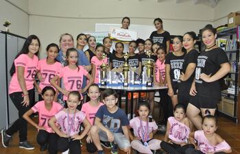 las-alumnas-del-ballet-de-la-gobernacion-con-los-premios-obtenidos--213914000000-1553824.jpg