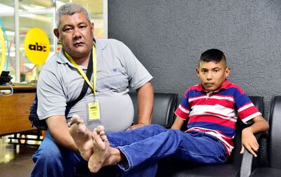 Mateo Noceda con su hijo Héctor Daniel Noceda, quien debe volver a operarse de síndrome de Bean.