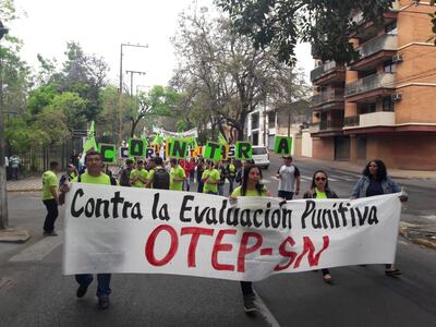 Los trabajadores marchan recordando el Día Mundial del Docente y recordando las reivindicaciones del gremio.