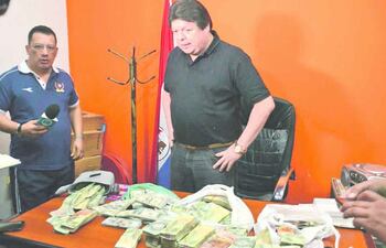 el-fiscal-alfredo-ramos-manzur-con-el-dinero-encontrado-en-el-vehiculo-del-aduanero-alegre-tras-el-accidente--203140000000-1501362.jpg