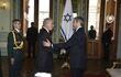 El embajador israelí Yoed Magen saluda al presidente paraguayo Mario Abdo Benítez, este miércoles en el Palacio de López, en Asunción.