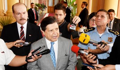 El ministro del Interior, Euclides Acevedo (c), flanqueado por el ministro de Defensa, Bernardino Soto (i.) y el comandante de la Policía,  Crio. Francisco Resquín (d), ayer en Palacio de López.