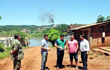 el-asesor-juridico-de-conaderna-hugo-florentin-c-conversa-con-vecinos-de-la-comunidad-7-de-agosto-atras-la-usina-termica-y-el-denso-humo-negro-211235000000-1268179.jpg