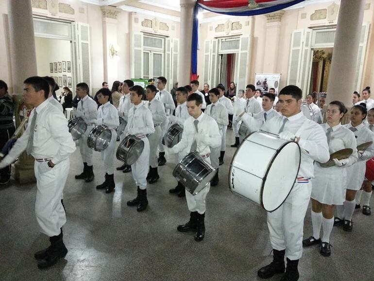 La banda lisa del Colegio Nacional de la Capital participó con gallardía de la inauguración.