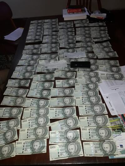 Dinero, celular y cheques recuperados de la vivienda del "empleado infiel".