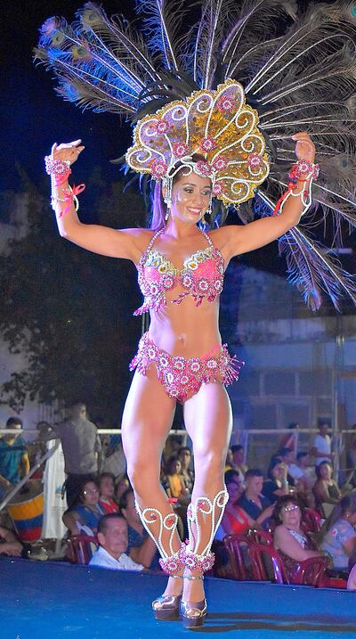 La Miss Elegancia, Elizabeth Brítez, durante su presentación con su traje alegórico.