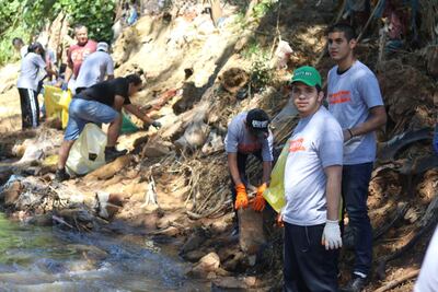 Jóvenes voluntarios que se sumaron a la campaña de limpieza en el arroyo San Lorenzo.
