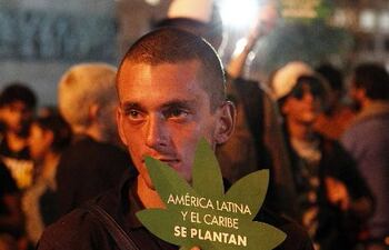 marcha-en-uruguay-en-el-dia-de-la-marihuana-efe-233908000000-1582641.jpg