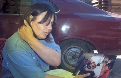 María Noguera, en 1996, mostraba dónde había un golpe en el cuerpo de su hijo Vicente Ariel.