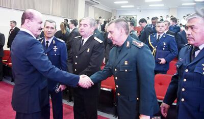 El ministro de Defensa Gral. (SR) Bernardino Soto saluda al jefe del Ejército Gral. Óscar Cardozo. Observan el Gral. Eladio González (izq.), jefe de FF.MM., Alte. Carlos Velázquez, jefe de la Armada, y el Gral. Juan Paredes (d), de la FAP, ayer en Defensa.