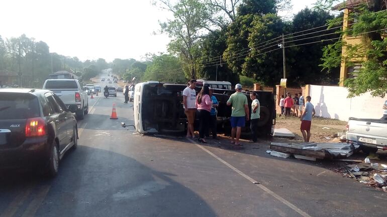 El camión de gran porte volcó y las mercaderías que transportaba cayeron al asfalto.