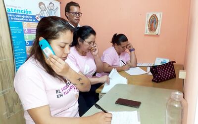 Las operadoras atienden las llamadas para agendamientos.