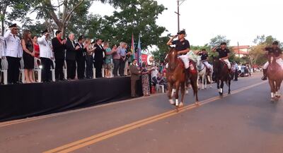 Personal de la montada de la Policía Nacional pasa frente al palco oficial. Fue durante el desfile realizado ayer.