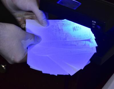 Papel moneda en blando encontrado en la habitación de los sospechosos.