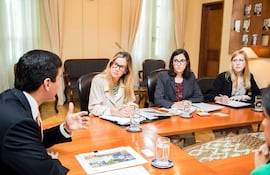 delfina-cavanagh-julia-smith-y-marina-neves-analistas-de-la-calificadora-s-p-durante-la-reunion-que-mantuvieron-con-el-titular-de-hacienda--201601000000-1574569.jpg