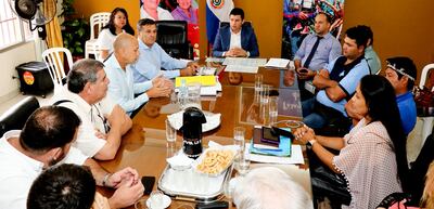 El titular del Indert, Mario Vega (c), se reunió con el grupo de Toryvete, Comité de Iglesias y otros.