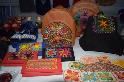 Artesanas de Itauguá exponen en la noche bellos artículos de Ñandutí, como carteras, sombreros, billeteras, aros, llaveros, termos, manteles, banderas, prendas de vestir, calzados y otros.