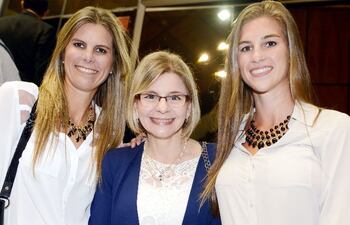 sandra-ugarriza-de-bergues-ana-martini-y-andrea-bergues--213920000000-1137928.jpg