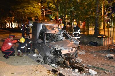 El vehículo quedó prácticamente inservible tras el choque.