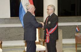 el-canciller-eladio-loizaga-otorgando-la-orden-nacional-del-merito-en-el-grado-de-gran-cruz-al-diplomatico-frances--214237000000-1050565.jpg