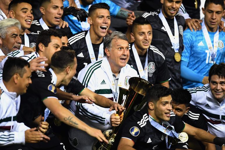 Gerardo Martino con la Copa de Oro.