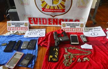 armas-de-fuego-proyectiles-celulares-y-prendas-de-vestir-se-incautaron-como-evidencias-del-poder-de-los-detenidos--03602000000-1743739.jpg