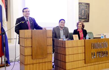 el-academico-gustavo-alfredo-acosta-estuvo-a-cargo-de-la-presentacion-del-acto-a-su-derecha-estan-eduardo-nakayama-y-mary-monte-de-lopez-moreira--195342000000-1845586.jpg