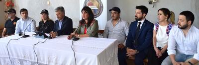 Conferencia de prensa brindada en la sede regional 3 de la Senad, por la fiscala Victoria Acuña (c) y, a su lado, el ministro Arnaldo Giuzzio (izq.), entre otros, ocasión en que informaron sobre los hallazgos de la investigación.