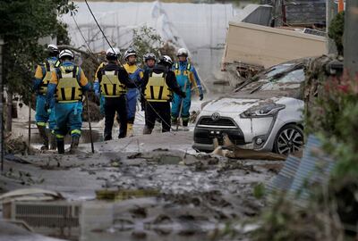 Policías y rescatistas durante las labores de rescate en la ciudad de Nagano, Japón.