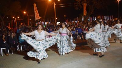 Bailes típicos y música folclórica dieron el brillo anoche al Festival de la Juventud de Ayolas, que forma parte de los eventos conmemorativos por los 120 años de la fundación de la ciudad.