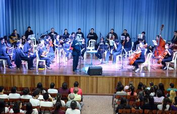 la-orquesta-durante-su-presentacion-en-el-colegio-inmaculada-concepcion-de-maria--205914000000-1368729.jpg