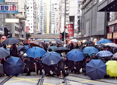 Manifestantes pro democracia durante una de las marchas, con sus paraguas, símbolo de las protestas en Hong Kong.