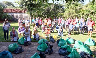 Artesanos que recibieron paquetes de víveres para subsistir durante la cuarentena sanitaria por el covid-19.
