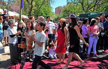 infantes-hijos-de-artesanos-desfilaron-ayer-con-prendas-artesanales--202608000000-1618018.jpg
